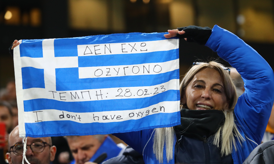 Δανία-Ελλάδα: Η γαλανόλευκη κερκίδα και το μήνυμα για τα Τέμπη στο «Πάρκεν» της Κοπεγχάγης