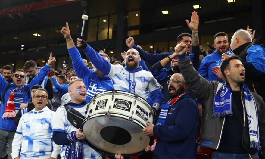 Η γαλανόλευκη κερκίδα και το μήνυμα για την τραγωδία των Τεμπών στο «Πάρκεν» της Κοπεγχάγης