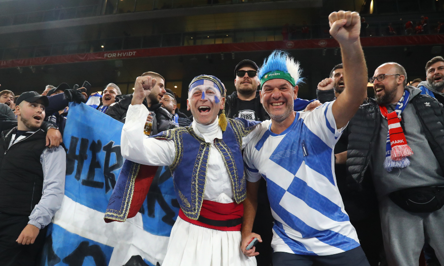 Δανία-Ελλάδα: Η γαλανόλευκη κερκίδα και το μήνυμα για τα Τέμπη στο «Πάρκεν» της Κοπεγχάγης