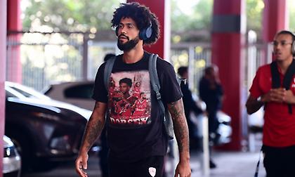 «Θρυλέων Ντόρσεϊ»: Η μπλούζα που έκλεψε την παράσταση στην άφιξη του Ολυμπιακού