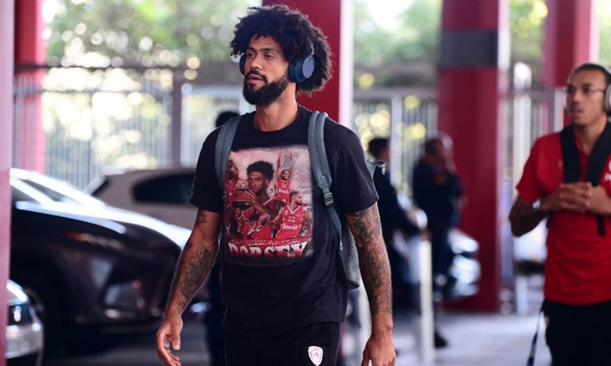 «Θρυλέων Ντόρσεϊ»: Η μπλούζα που έκλεψε την παράσταση στην άφιξη του Ολυμπιακού