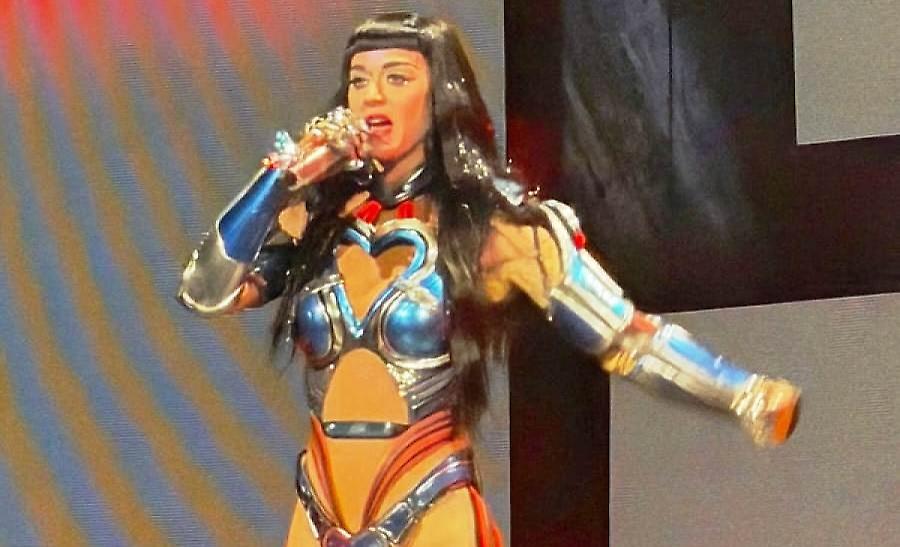 Katy Perry: Η ελληνική παρέα που την είδε σε απόσταση αναπνοής να φιλάει -όχι τον Τριντό- τα χέρια των θαυμαστών της