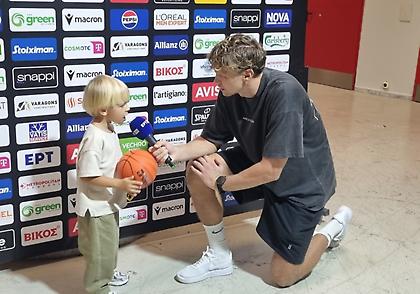 Απίθανη στιγμή: Η συνέντευξη που πήρε ο γιος του Κουζμίνσκας από τον μπαμπά του