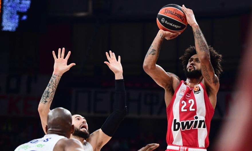 Καταιγισμός τριπόντων από Ολυμπιακό και Εφές στο πρώτο ημίχρονο του ΣΕΦ!