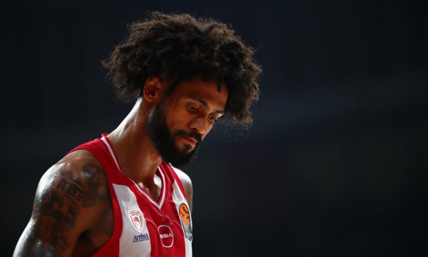 Λύγισε στο φινάλε του ντέρμπι με την Εφές για την πρώτη εντός έδρας ήττα του ο Ολυμπιακός