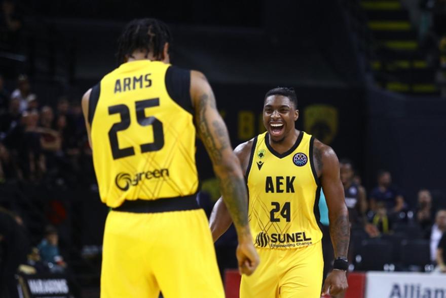 Συνέτριψε τη Σολνόκι με... δίδυμους πύργους  κι έκανε βήμα πρωτιάς η αήττητη ΑΕΚ!