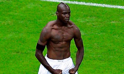 Κι όμως, ο Μπαλοτέλι γίνεται… ταπεινός μονάχα μπροστά σε έναν ποδοσφαιριστή!