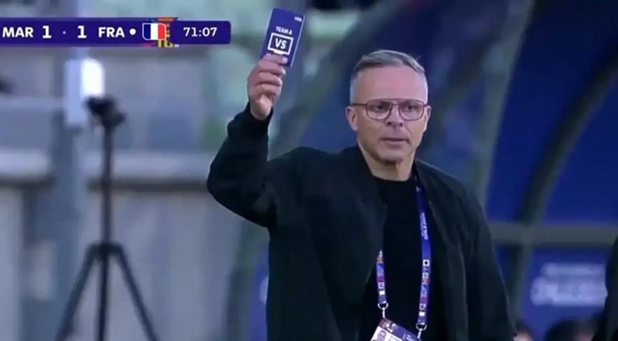 Νέα εποχή στο ποδόσφαιρο: Ο προπονητής του Μαρόκου σήκωσε τη… μωβ κάρτα και έκανε «challenge»