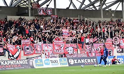 Τρομερή ατμόσφαιρα από τους φίλους του Ολυμπιακού και της ΑΕΛ Novibet στη Λάρισα!