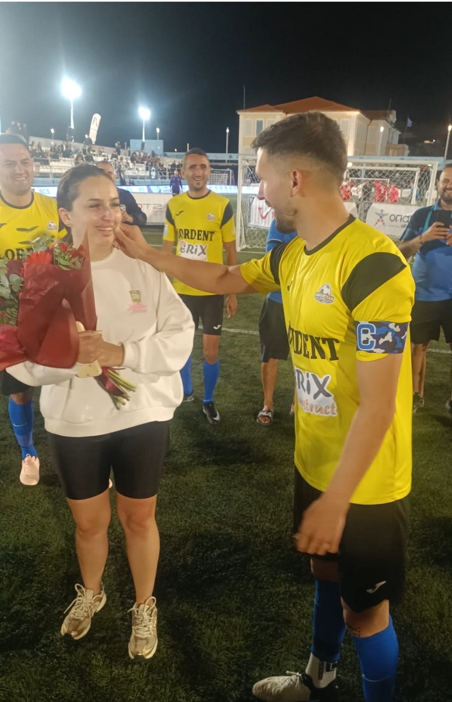 Ρέθυμνο: Το ποδόσφαιρο, ο τουρισμός και μια πρόταση γάμου στο κέντρο του γηπέδου!