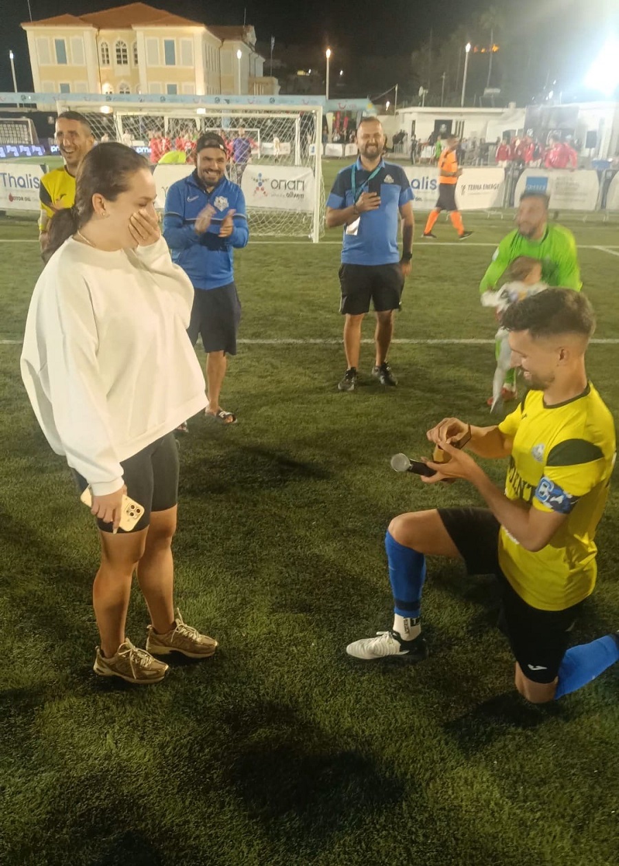 Rethymno: Football, tourism and a marriage proposal in the center of the stadium!