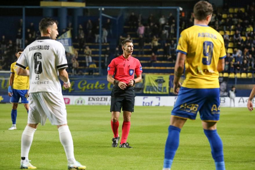 Απαράδεκτη η συμπεριφορά Κατοίκου, να του βγάλει… κόκκινη ο Λανουά και να τον στείλει στα «αποδυτήρια»!