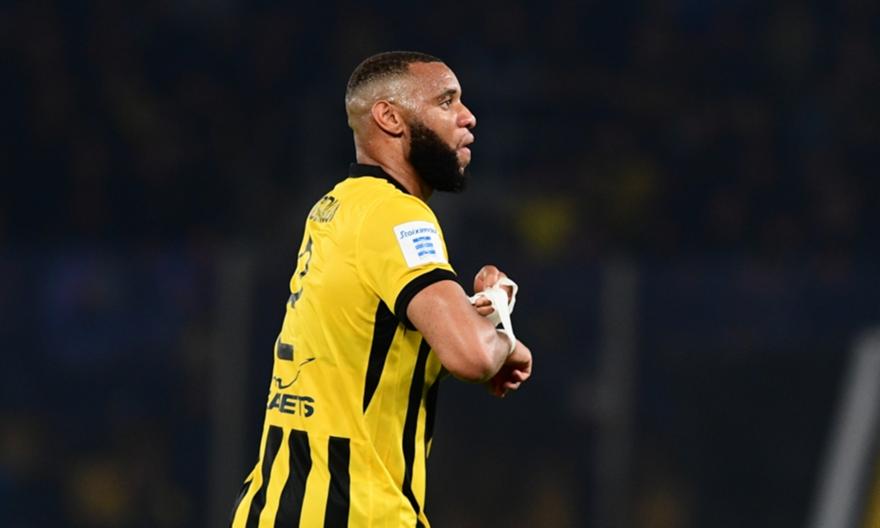 Αποβλήθηκε με απευθείας κόκκινη κάρτα ο Μουκουντί και χάνει Ολυμπιακό