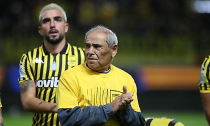 Ωραία στιγμή στο «Κλ. Βικελίδης»: Οι γηραιότεροι κάτοχοι διαρκείας συνόδευσαν τους παίκτες