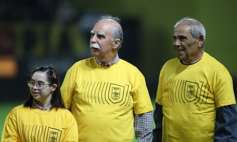 Άρης-Παναθηναϊκός: Οι γηραιότεροι κάτοχοι διαρκείας συνόδευσαν τους παίκτες