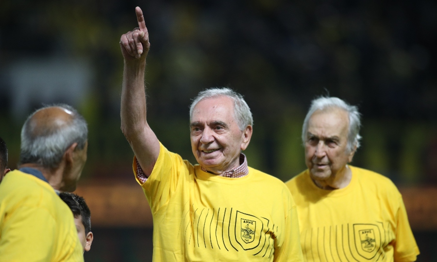 Άρης-Παναθηναϊκός: Οι γηραιότεροι κάτοχοι διαρκείας συνόδευσαν τους παίκτες