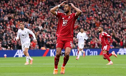 Ρεσιτάλ ατυχίας για Χάκπο με 3 δοκάρια στα πρώτα 50 λεπτά του Λίβερπουλ-Μάντσεστερ Γιουνάιτεντ!