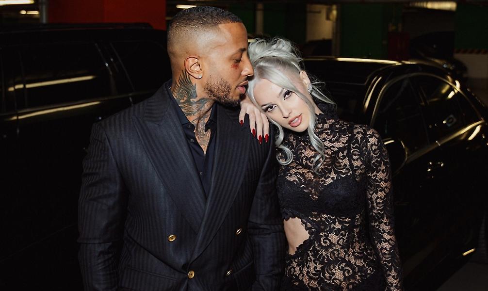 Ο Light έβαλε Ρουβά για να κάνει η Άννα του διάδρομο με τον μπέμπη τους σε απόσταση αναπνοής στο πορτ μπεμπέ