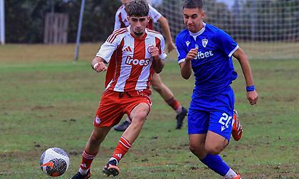 Σκηνές ντροπής στο ΑΕΛ-Ολυμπιακός Κ19: Ύβρεις, ρατσισμός και ιπτάμενα μπουκάλια!