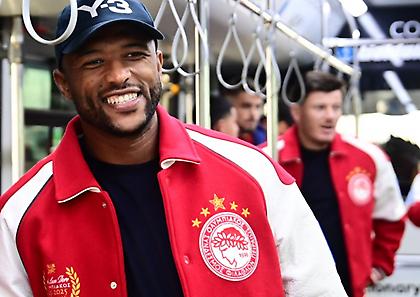 «Τα φοράει ο παππούς μου και ο Λεμπρόν»: Η ιστορία του Ελληνοαμερικανού που σχεδίασε το απόλυτο Ολυμπιακό τζάκετ!