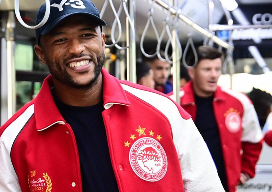 «Τα φοράει ο παππούς μου και ο Λεμπρόν»: Η ιστορία του Ελληνοαμερικανού που σχεδίασε το απόλυτο Ολυμπιακό τζάκετ!