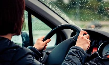 «Μπορώ να οδηγώ με χοντρό μπουφάν; Απαγορεύεται ο καφές;»: Το υπουργείο Μεταφορών απαντά στα fake news για τον νέο ΚΟK