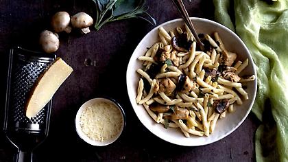 Σκιουφιχτά με κοτόπουλο, μανιτάρια και φασκόμηλο