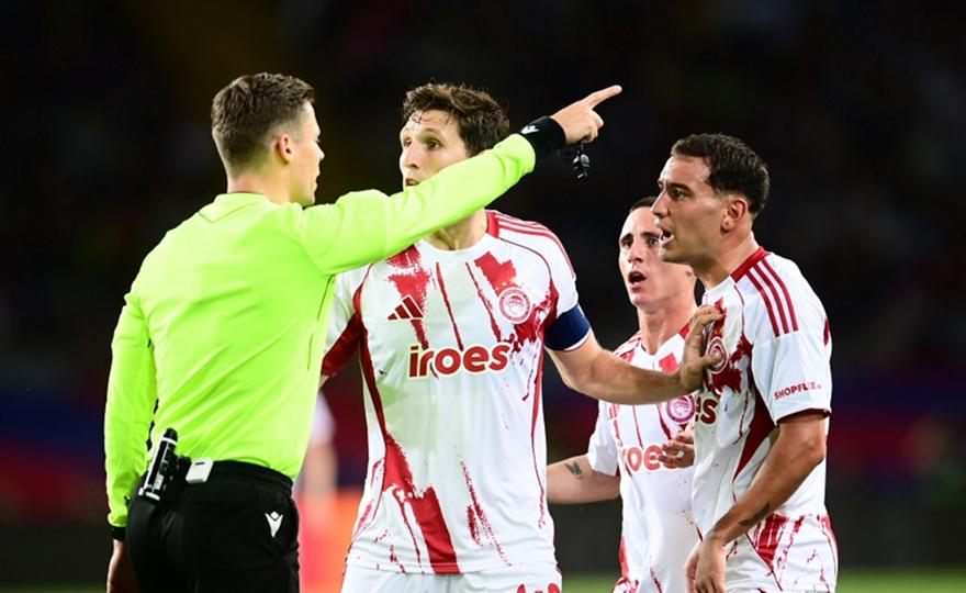 Έξαλλος ο Ροσέτι με τον Σνάιντερ στο Μπαρτσελόνα-Ολυμπιακός, πήγε στα αποδυτήρια των διαιτητών!