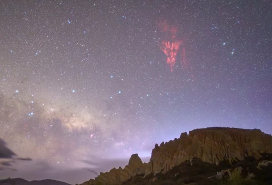 Νέα Ζηλανδία: Κόκκινος κεραυνός καταγράφηκε στον ουρανό - Δείτε βίντεο