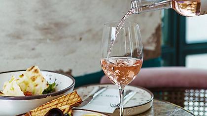 Wine bars: Οι αγαπημένες μας διευθύνσεις για κρασί στην Αθήνα