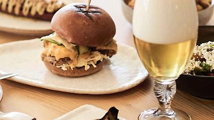 Για BBQ στον καταπράσινο κήπο του Colonial στη Γλυφάδα