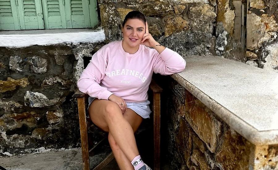 Δανάη Μπάρκα: Τι κάνει όταν δεν έχει WiFi στο δάσος; Βγάζει τα ρούχα της!