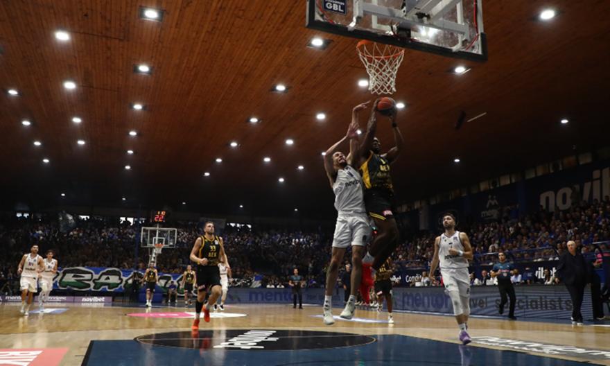 Απίστευτη φάση στο Ηρακλής-ΑΕΚ: Η Ένωση σκόραρε με την πέμπτη προσπάθεια κάτω από το καλάθι!