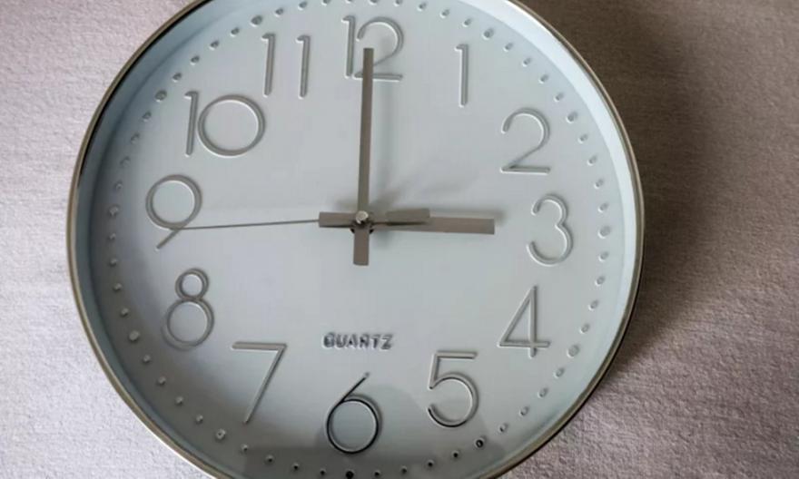 Μια ώρα πίσω οι δείκτες των ρολογιών τα ξημερώματα