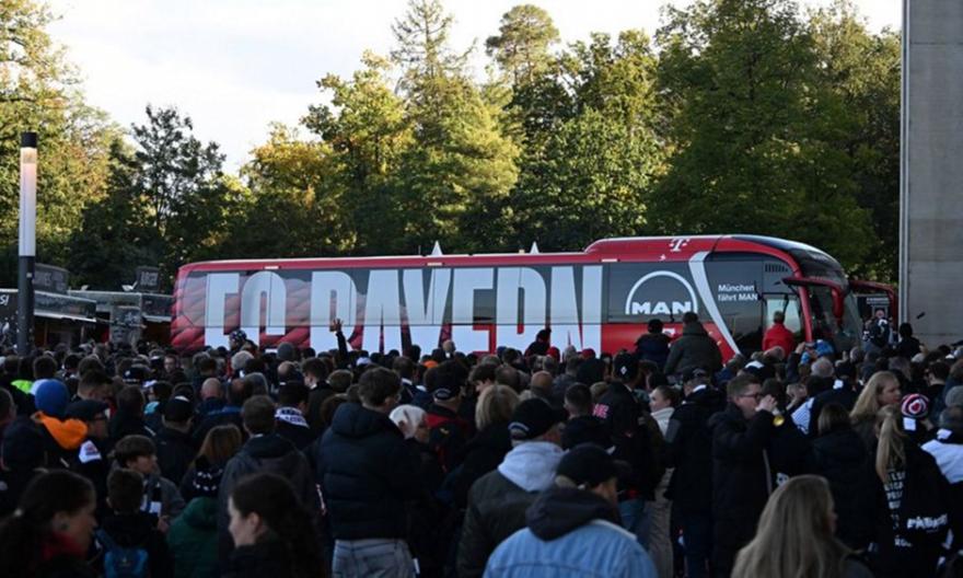 Γκλάντμπαχ-Μπάγερν: Κόλλησε στην κίνηση το πούλμαν των Βαυαρών
