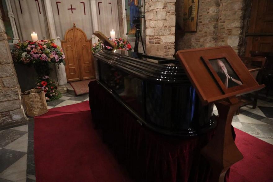 Διονύσης Σαββόπουλος: Η φιγούρα του Καραγκιόζη πάνω στο φέρετρο συγκίνησε όλη την Ελλάδα