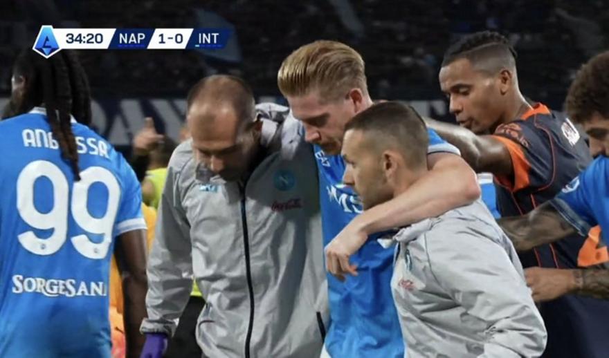 Ντε Μπρόινε: Έβαλε πέναλτι αλλά τραυματίστηκε στην εκτέλεση και έφυγε υποβασταζόμενος