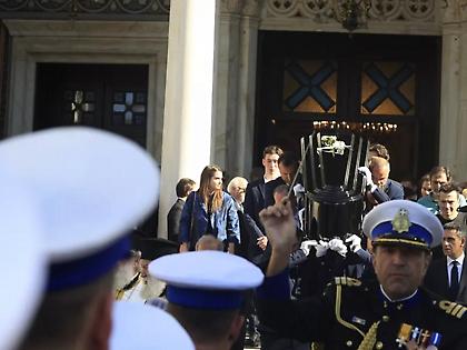 Μια «συννεφούλα» πάνω από το Α' Νεκροταφείο: Η Ελλάδα αποχαιρετά τον «Νιόνιο» της