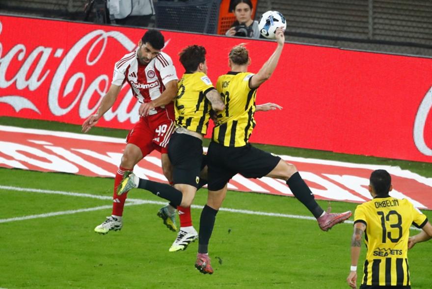 Απροσεξία, ατυχία ή… γκίνια; Πέναλτι και στημένες φάσεις κατακρεουργούν την άμυνα της ΑΕΚ!