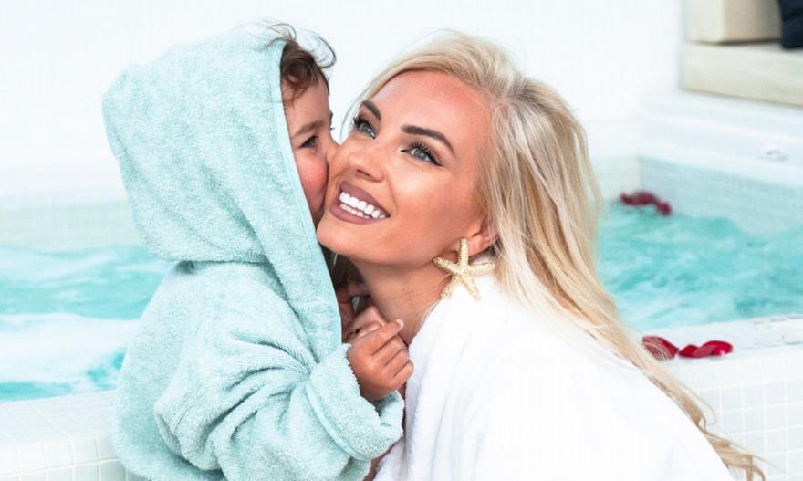 Τζούλια Νόβα: Πήγε να τραβήξει βίντεο την κόρη της να καβαλάει τη βαλίτσα και σαβουριάστηκαν