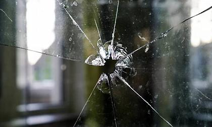 Άνδρας σε κατάσταση αμόκ τα έκανε «γυαλιά-καρφιά» σε κατάστημα στα Λαδάδικα – Bίντεο από το σημείο