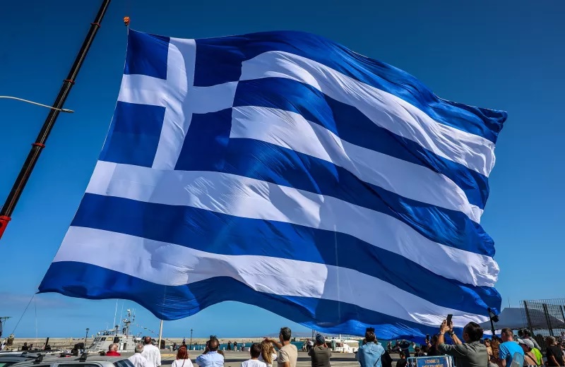 28η Οκτωβρίου: Η μεγαλύτερη ελληνική σημαία υψώθηκε ξανά στο Ηράκλειο