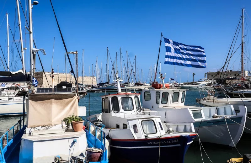 28η Οκτωβρίου: Η μεγαλύτερη ελληνική σημαία υψώθηκε ξανά στο Ηράκλειο