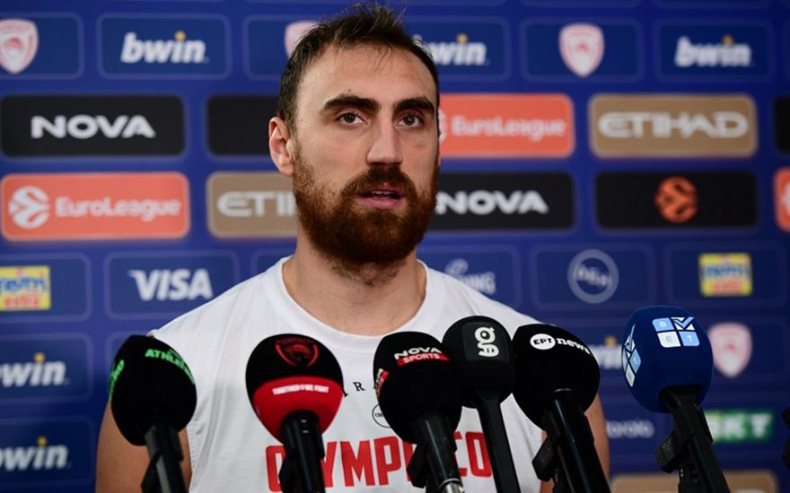 Μιλουτίνοφ: «Δεν σκέφτομαι τι συνέβη στον ημιτελικό με τη Μονακό - Πολύ καλός παίκτης ο Χολ»