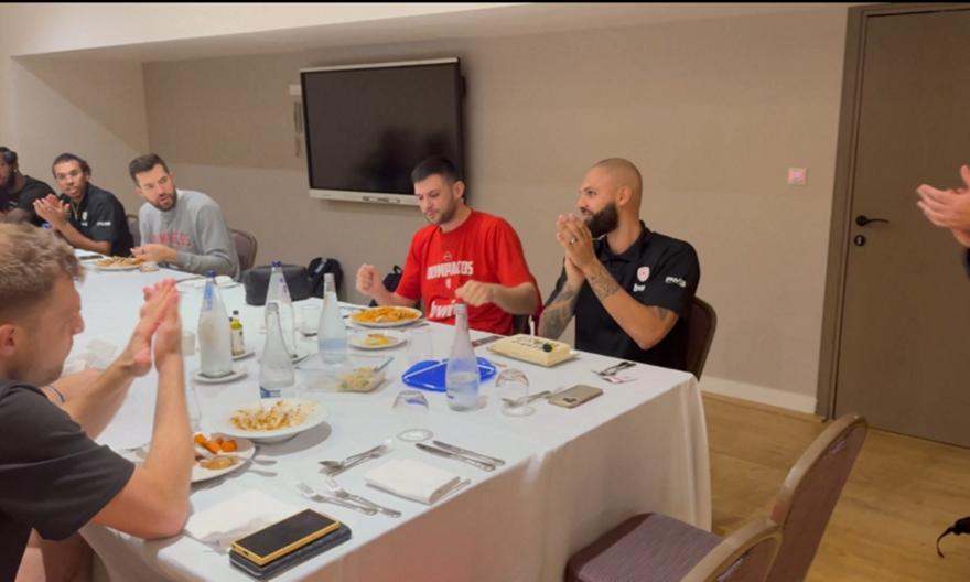 Η τούρτα έκπληξη του Ολυμπιακού στον Φουρνιέ