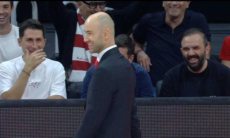 Το τρολάρισμα του Σπανούλη σε φίλους του Ολυμπιακού στα court seats του ΣΕΦ