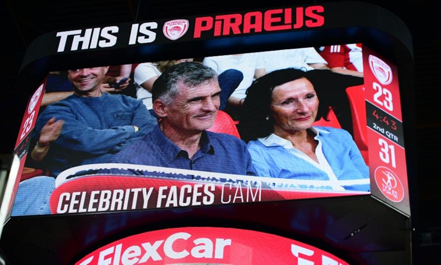 Στο ΣΕΦ ο Μεντιλίμπαρ και η σύζυγός του - Γνώρισαν την αποθέωση από τους φίλους του Ολυμπιακού!