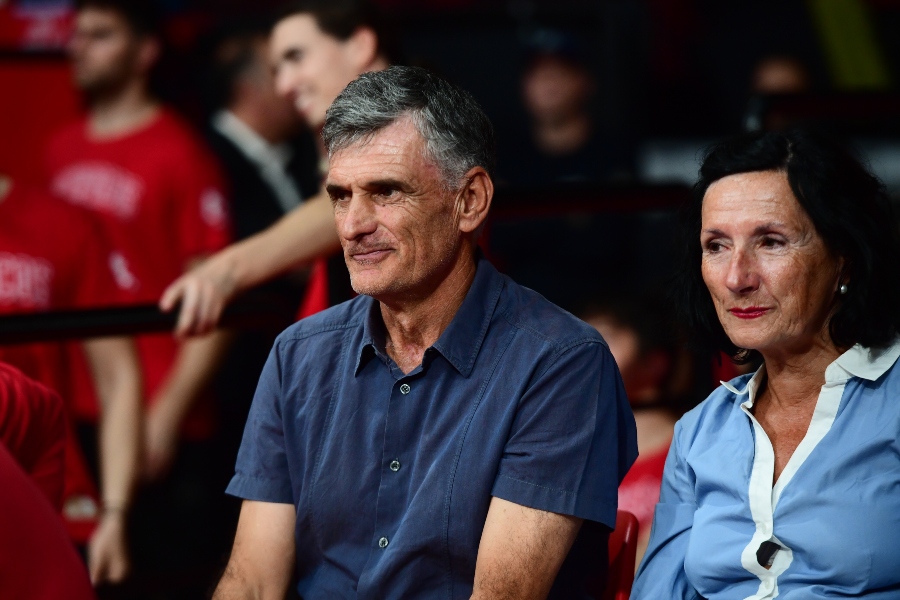 Ολυμπιακός-Χάποελ Τελ Αβίβ: Αποθέωση στο ΣΕΦ για Μεντιλίμπαρ που ήταν με τη σύζυγό του