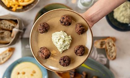 Dopios: Για τα κεφτεδάκια τα καλά και τυροκαυτερή - μπόμπα στην καρδιά της Γλυφάδας