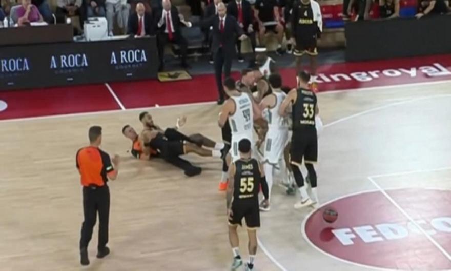 Ένταση ανάμεσα σε Σλούκα και Οκόμπο, έριξε τον Γάλλο στο έδαφος ο διαιτητής!